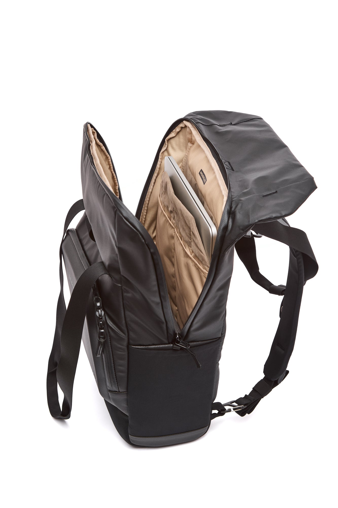 Schwarzer Rucksack mit offenem Frontfach auf weißem Hintergrund Schwarzer Rucksack mit offenem Frontfach auf weißem Hintergrund