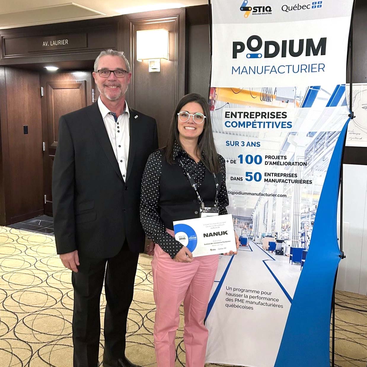 NANUK's VP Human Resources, Alain Boissonneault, en Director of Employee Experience, Mélanie Girard, ontvingen de "Employee Retention and Satisfaction" award voor de hoogste HR-score op het 11e Gala Les Mérites STIQ in 2024.