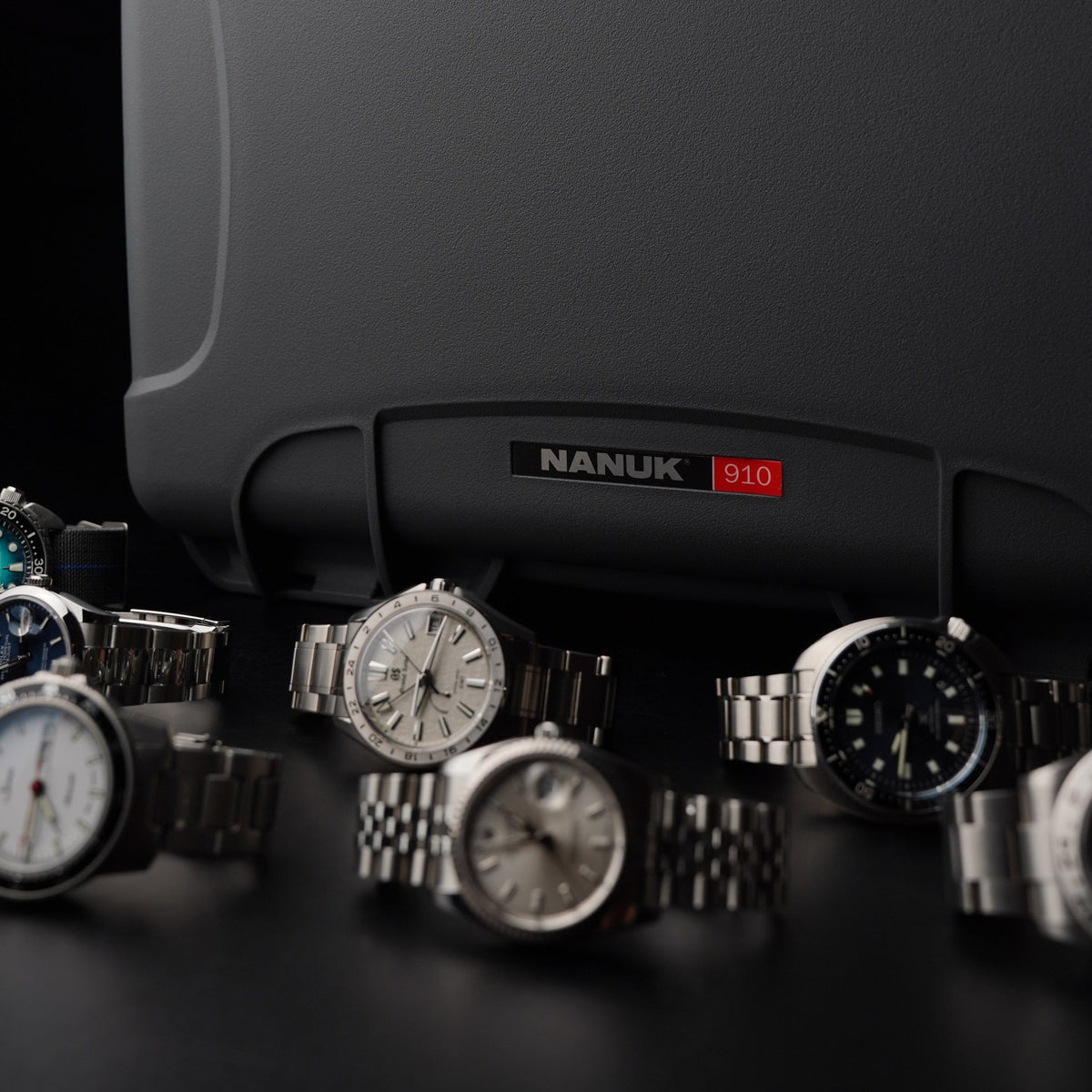 Collectie horloges, tentoongesteld voor een NANUK- valise.