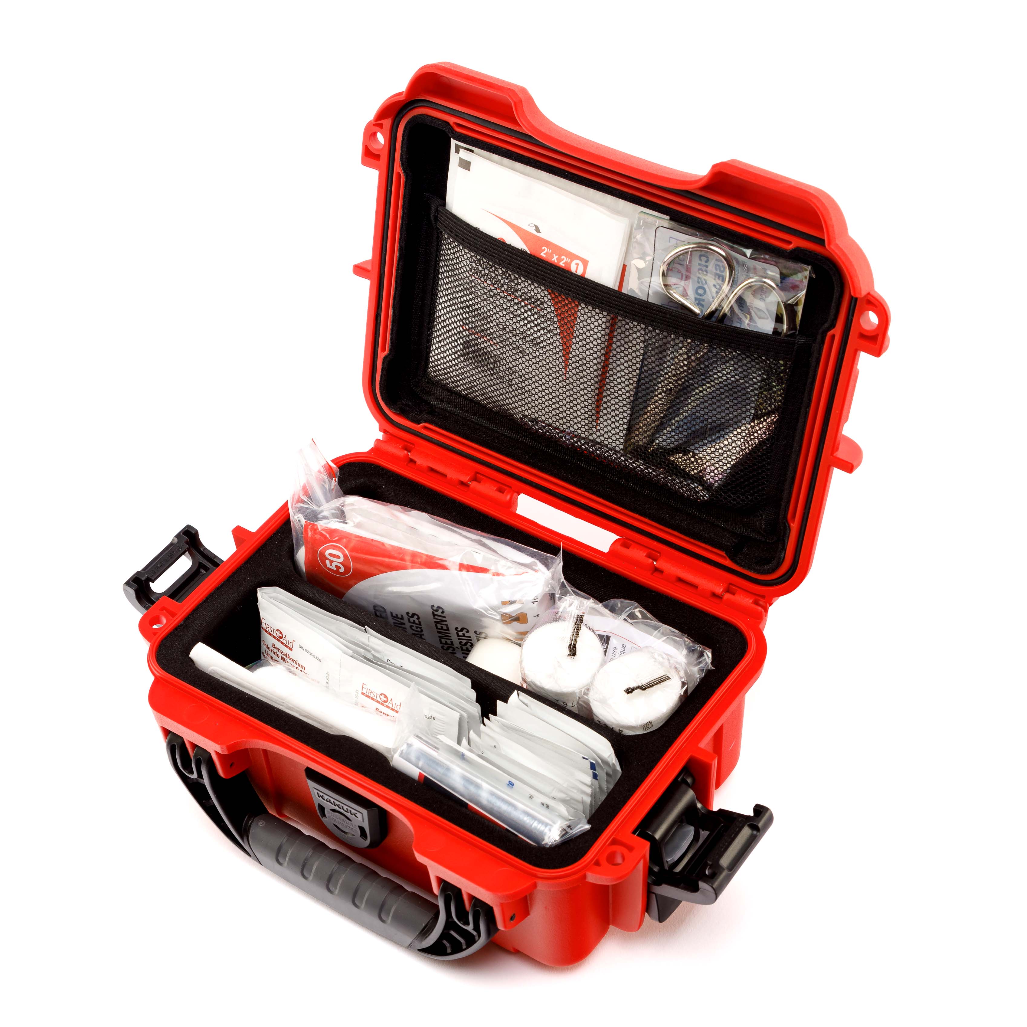Studiobild einer geöffneten NANUK valise mit ordentlich verpacktem medizinischem Notfallmaterial.