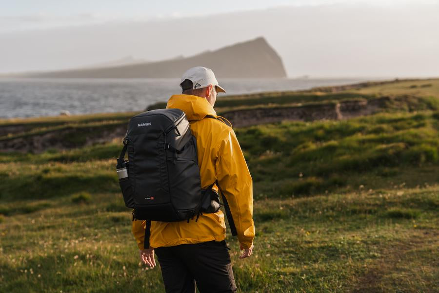 Foto buiten wandelen met de Nanuk N-PVD 30L rugzak op zijn rug