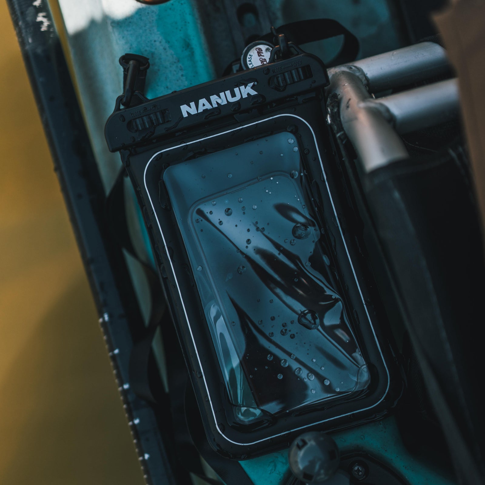Nanuk valise , die an einem Fahrzeug valise , mit Wassertropfen auf dem Handybildschirm.