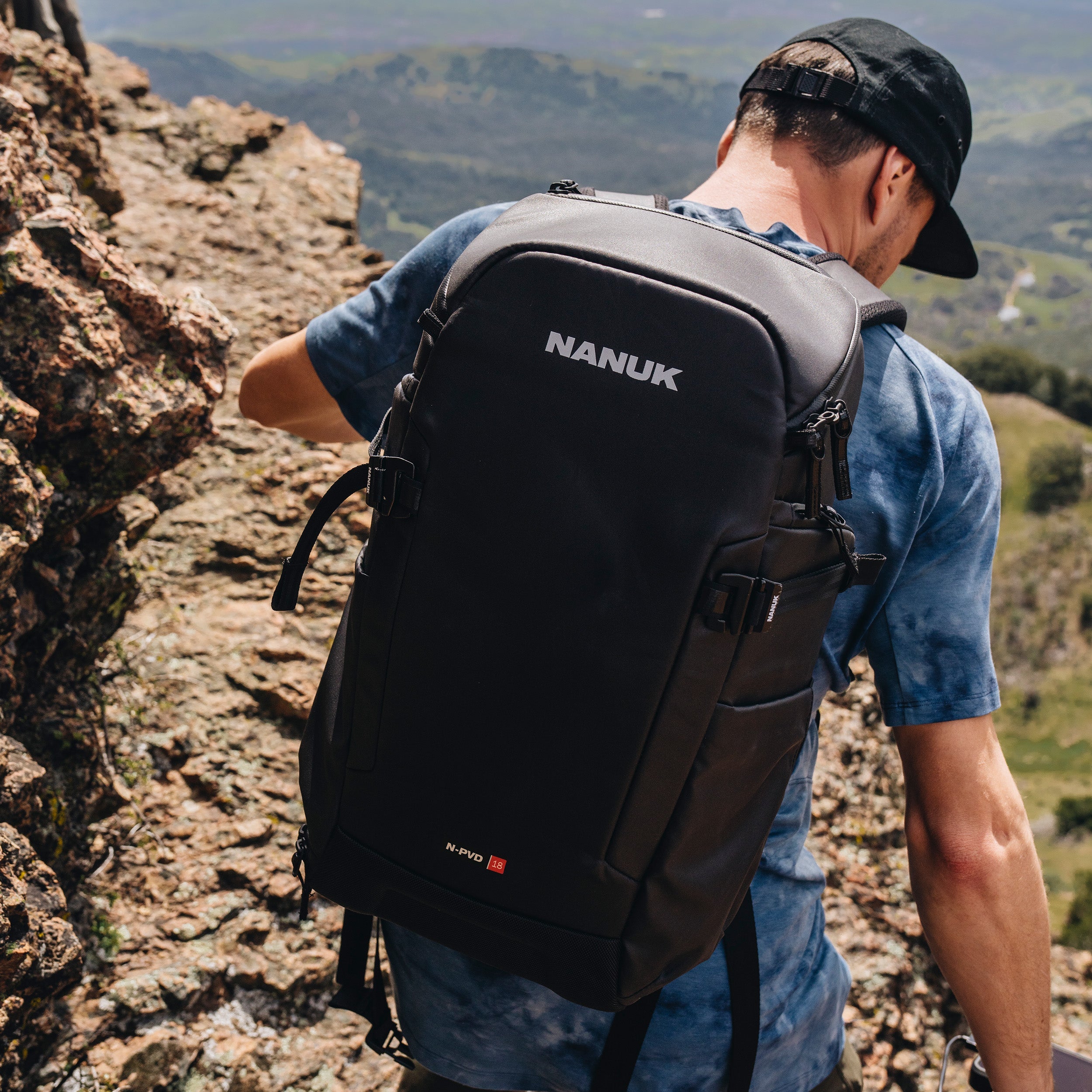 Die Taschen und Rucksäcke von NANUK sind aus hochwertigen Materialien gefertigt und so konzipiert, dass sie den Herausforderungen des täglichen Gebrauchs standhalten. Diese Langlebigkeit gewährleistet, dass Ihre Ausrüstung auch in anspruchsvollen Umgebungen sicher bleibt.