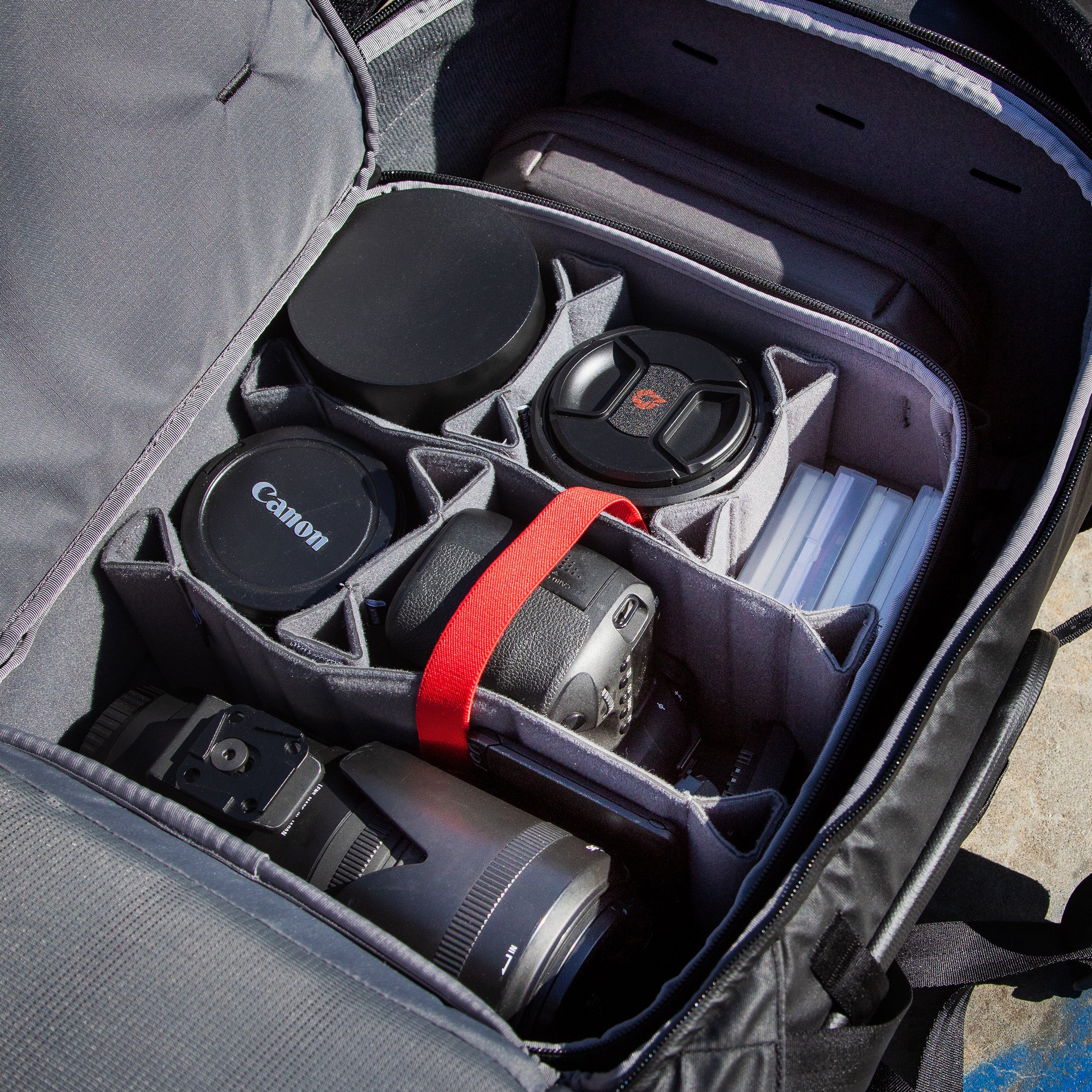 Die NANUK-Taschen und -Rucksäcke sind ergonomisch geformt, mit verstellbaren Gurten und gepolsterten Trägern, die auch bei längerem Gebrauch bequem sind. Dieser Fokus auf Benutzerkomfort stellt sicher, dass Sie Ihre Ausrüstung ohne unnötige Belastung transportieren können.