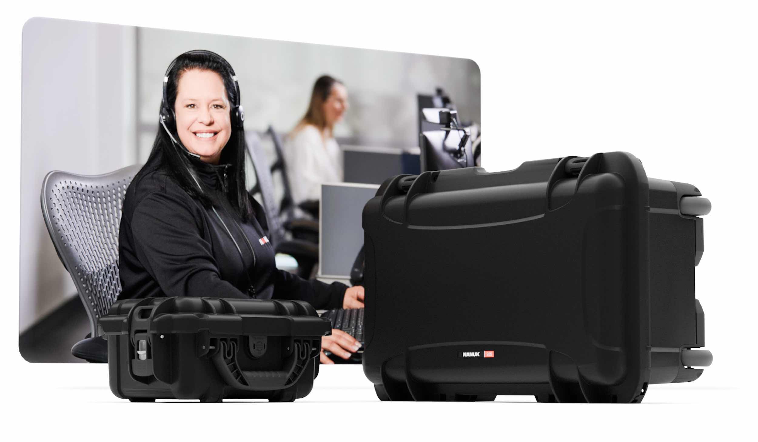 Agent d'assistance à la clientèle avec des valises rigides NANUK pour la protection du matériel, ciblant les revendeurs