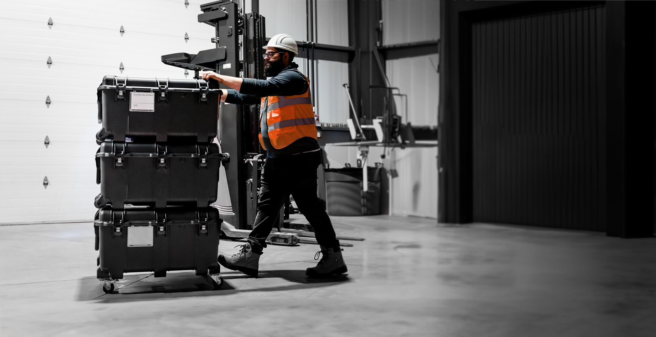 NANUK hard valises ist mit Funktionen wie Rädern ausgestattet, die in Branchen, in denen die Arbeiter häufig unterwegs sind, von Vorteil sind und einen einfachen Transport von Werkzeugen und Ausrüstung zu den Projektstandorten gewährleisten.