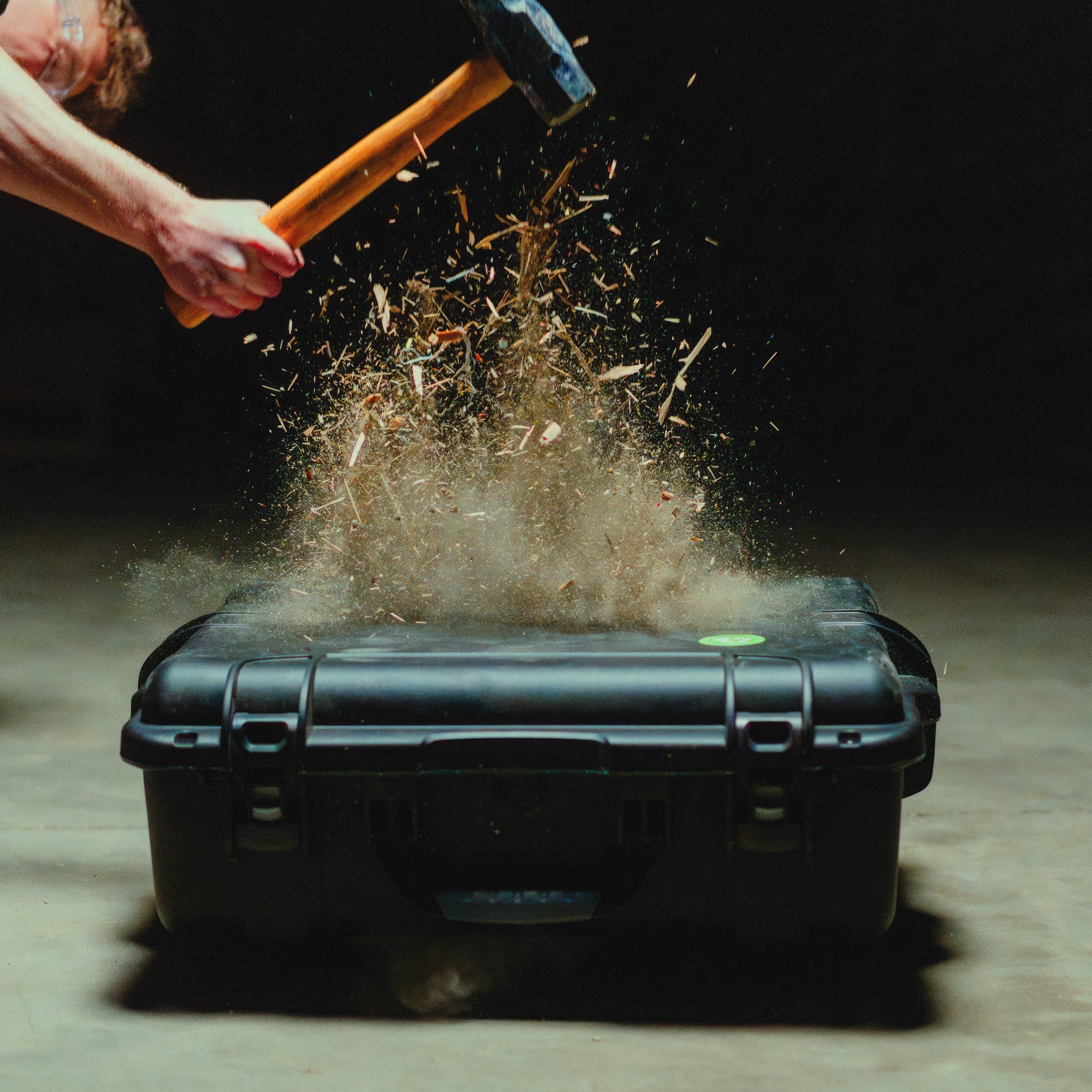 De sterkte van een valise testen met een moker