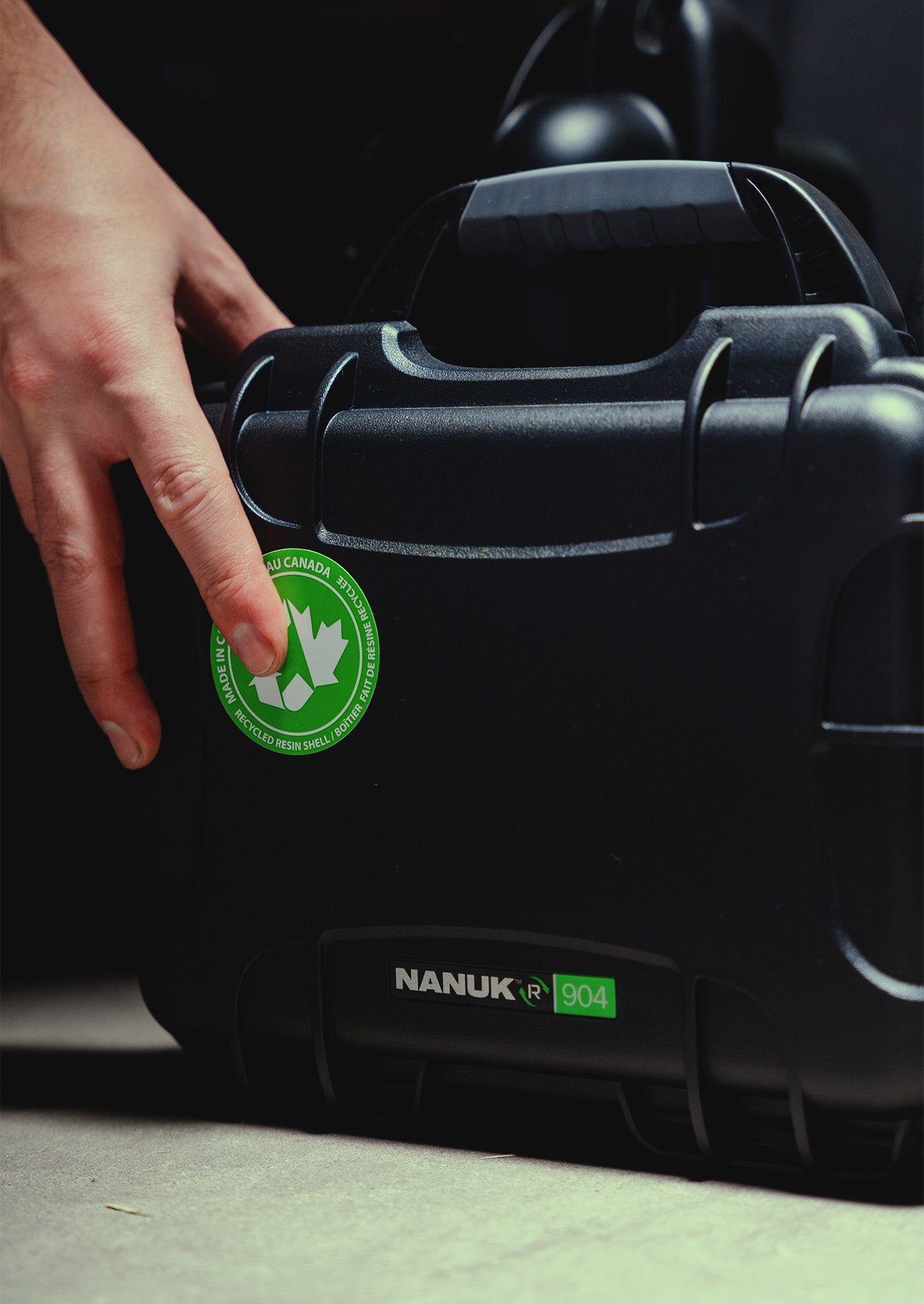 Hand die een NANUK-R 904 aanraakt