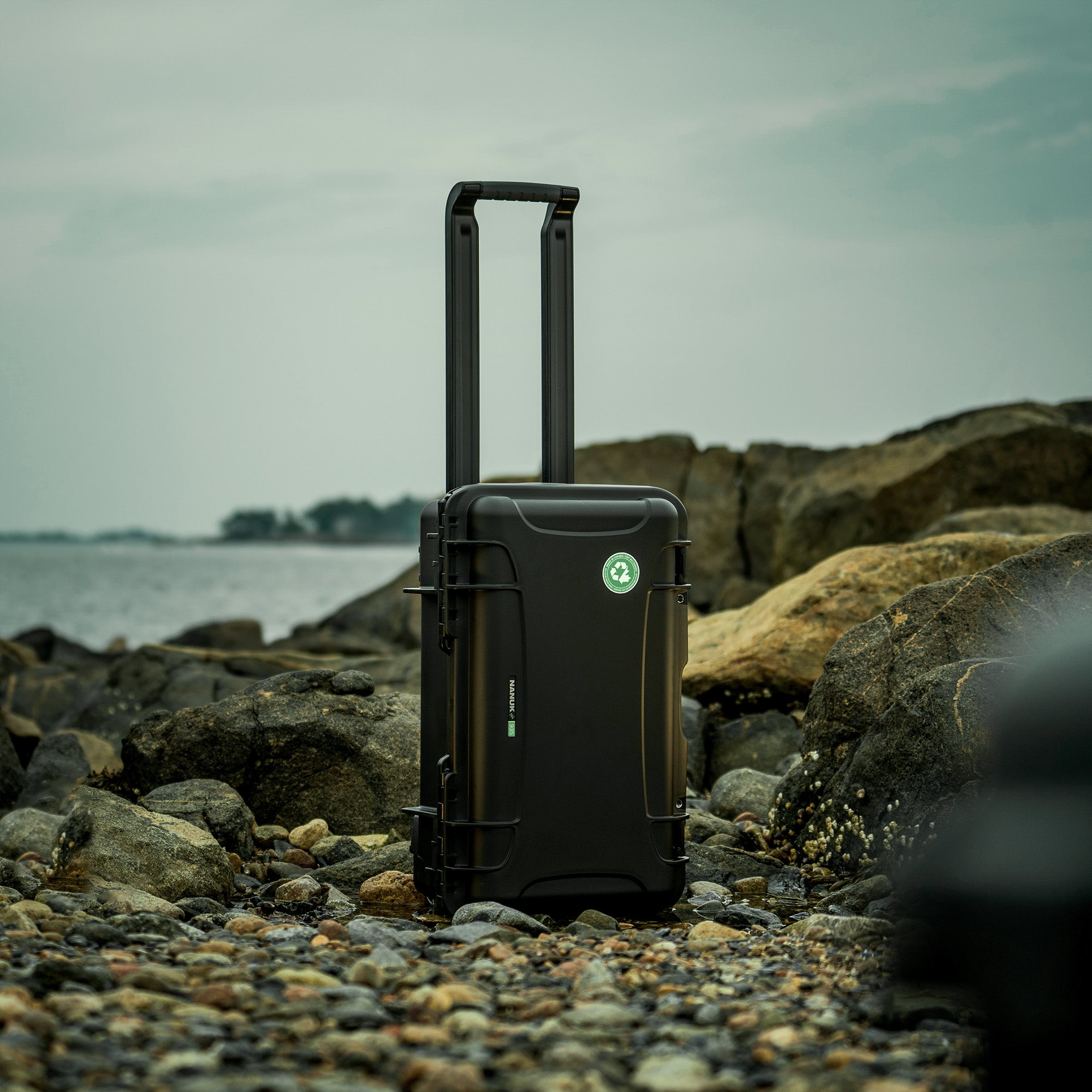 NANUK-R 935 in op een kiezelstrand