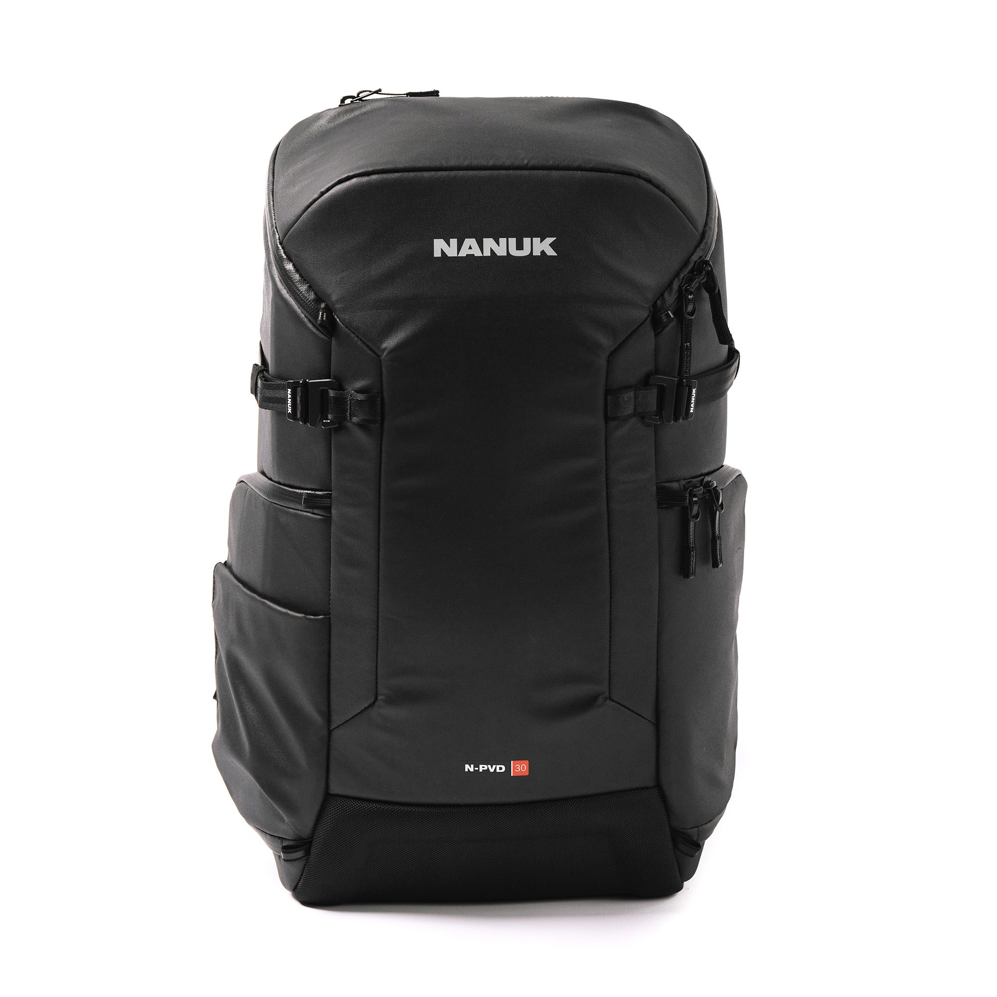 Voorkant van een zwarte N-PVD 30L camerarugzak van NANUK op een witte achtergrond Voorkant van een zwarte N-PVD 30L camerarugzak van NANUK op een witte achtergrond