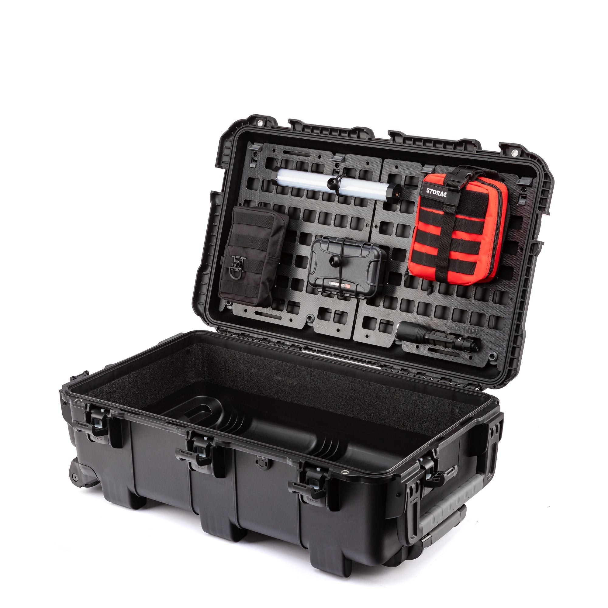 Nanuk 962 Molle System Winkelansicht installiert in einer Nanuk 962 valise und Nanuk 225 valise im Deckel befestigt.