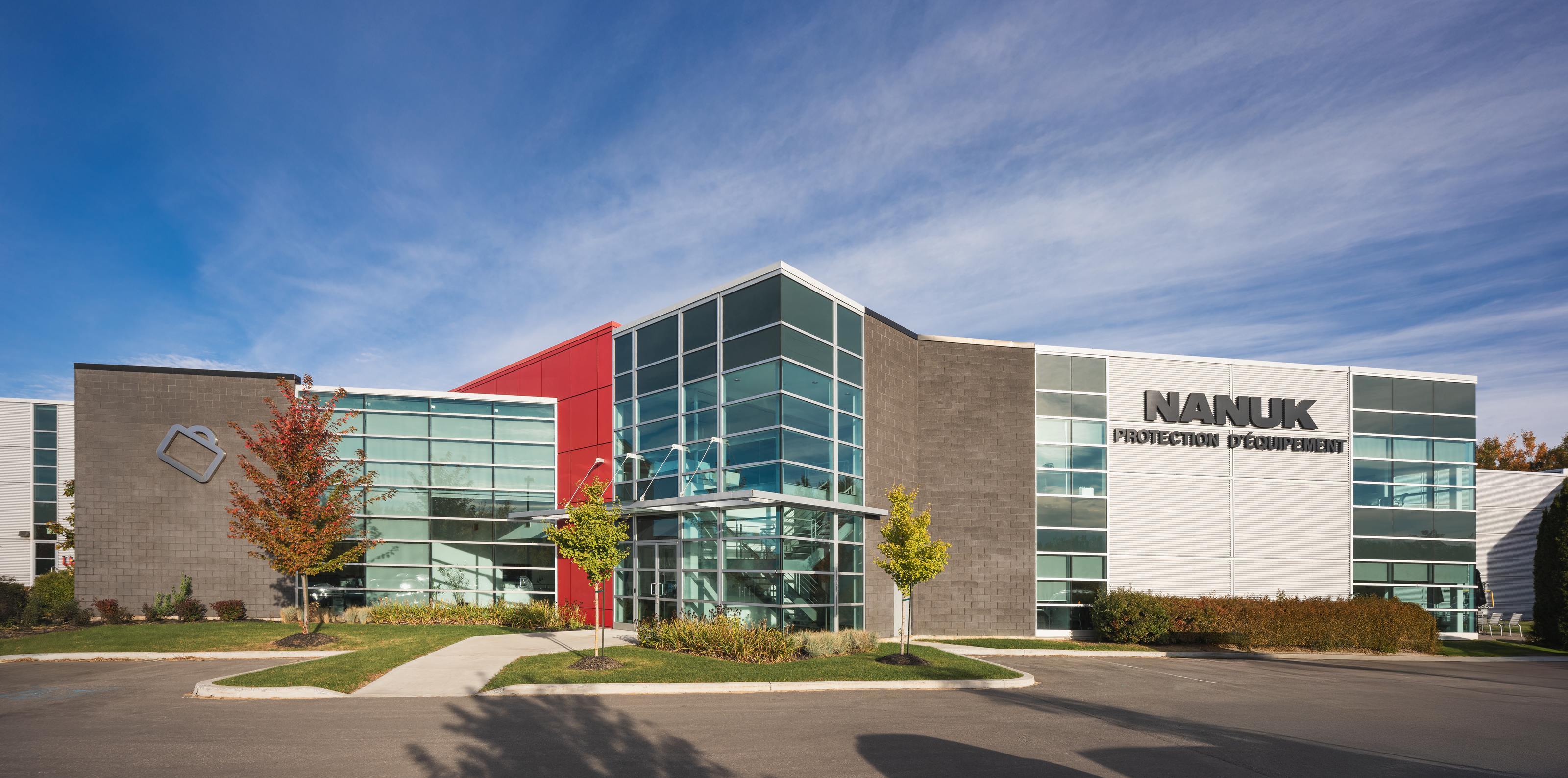 Modernes Gebäude mit 'Nanuk'-Branding unter strahlend blauem Himmel