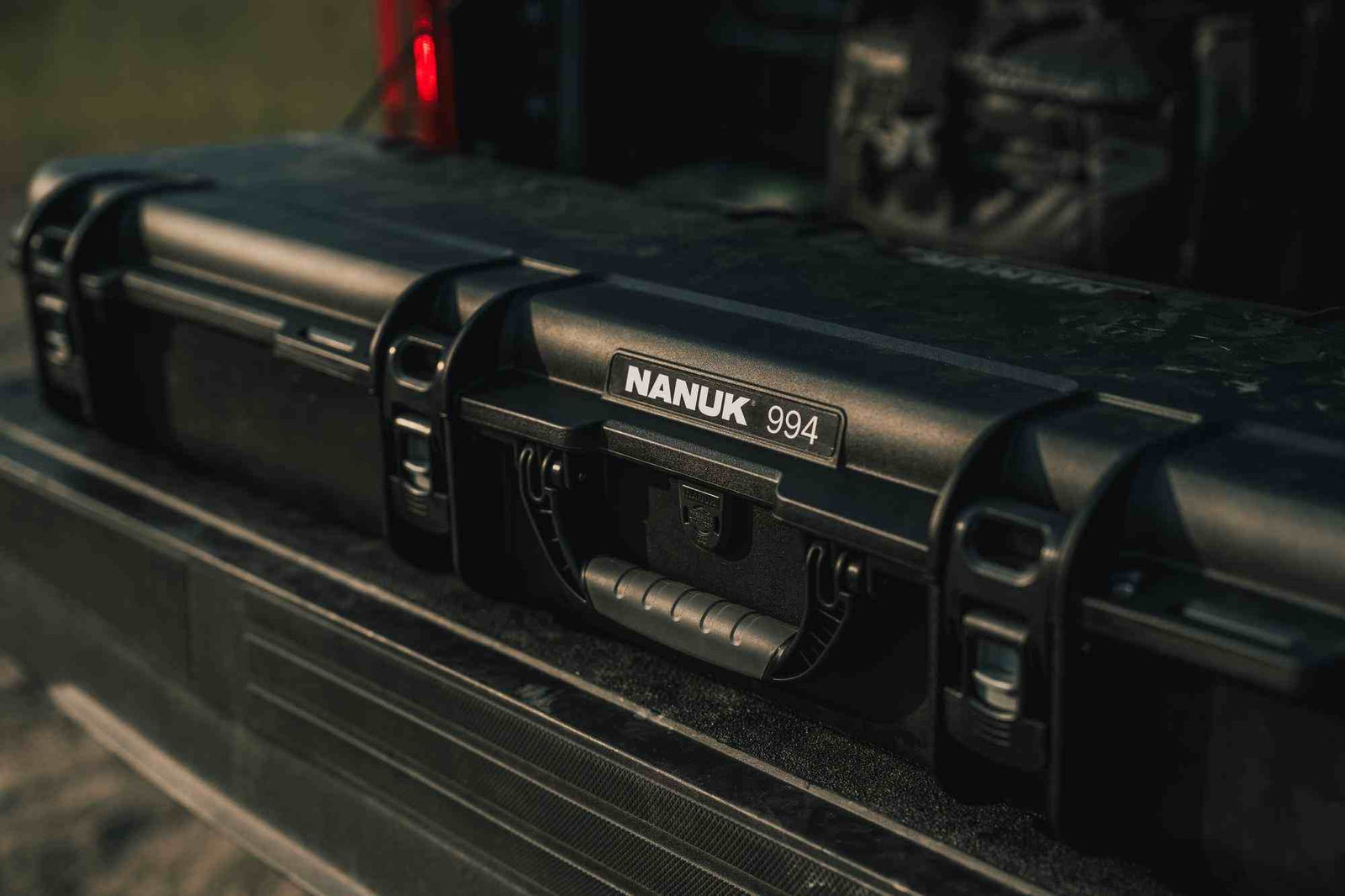 valise schwarzer NANUK 994 valise , der auf der Ladefläche eines Fahrzeugs valise .