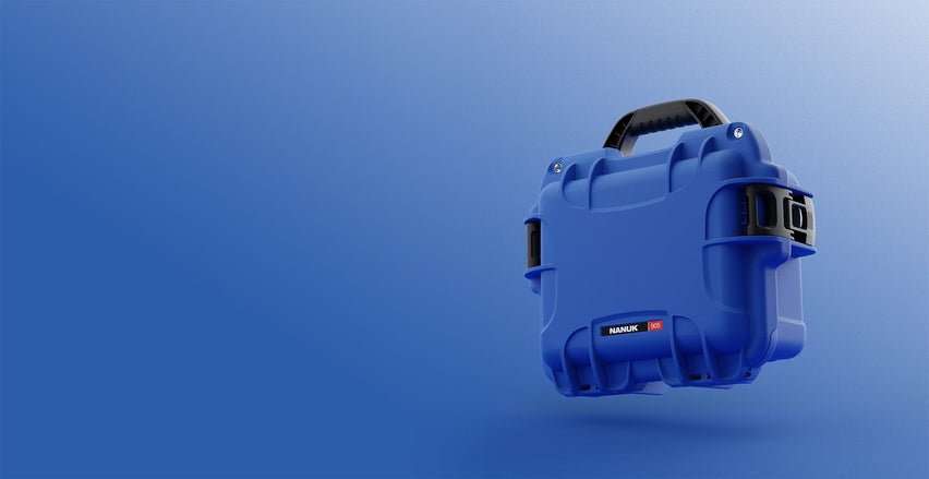 NANUK 905 in Blau schwebend für die Free Shipping Aktion