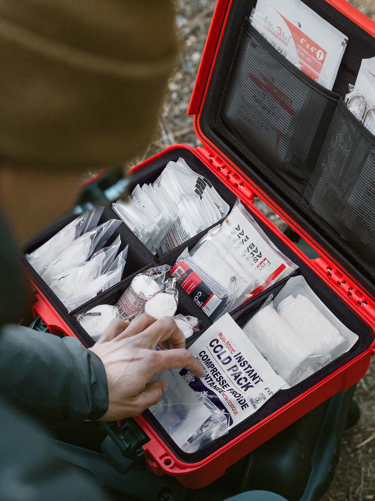 Männer, die sich mit einem Erste-Hilfe-Kasten beschäftigen
