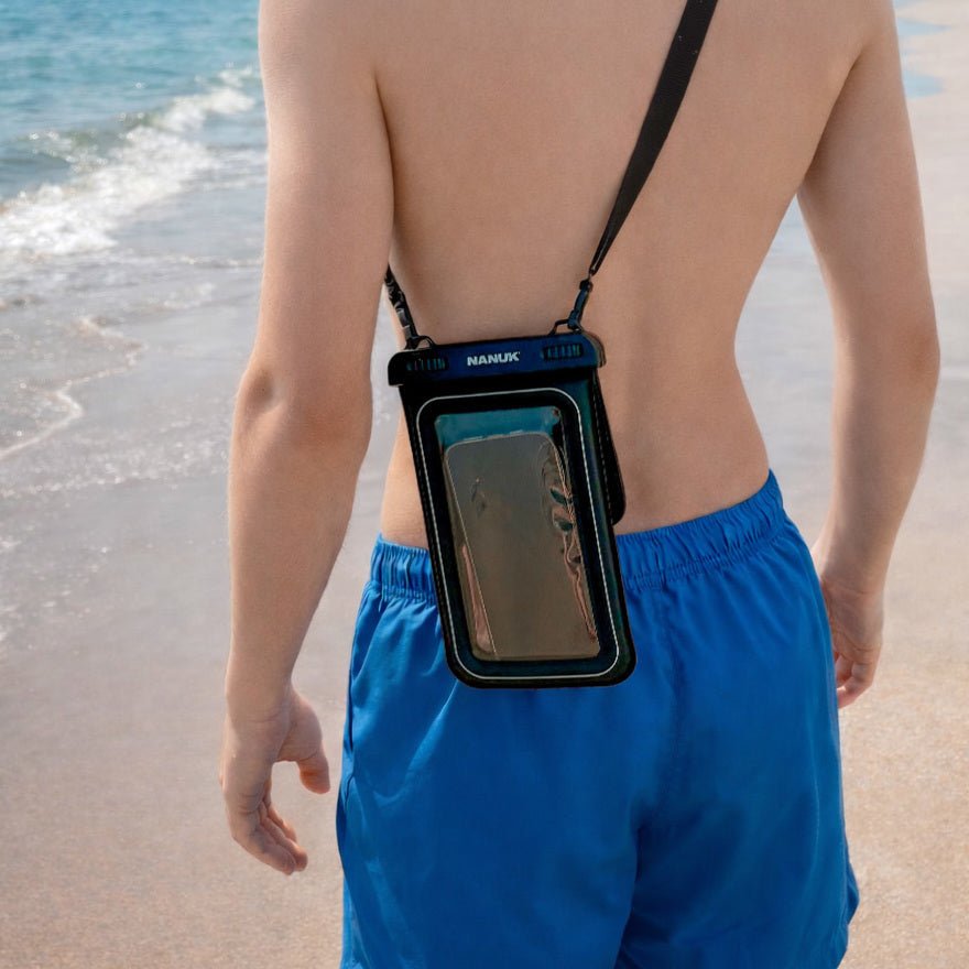 Eine Person in einem blauen Badeanzug mit einer valise Strand