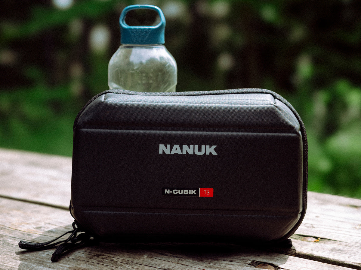 N-Cubik_Techpouch outdoor on a wooden table
